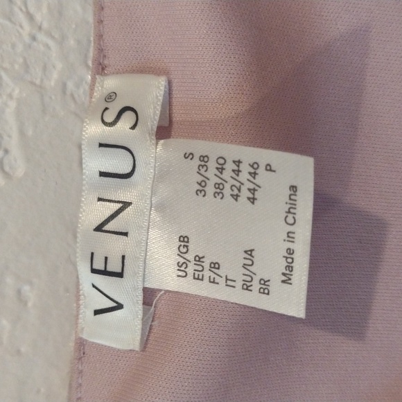 Light mauve colored cold shoulder top - Picture 2 of 3